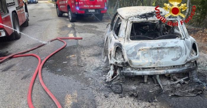 Auto in fiamme sulla provinciale a Maccagno: il rogo coinvolge anche una zona boschiva