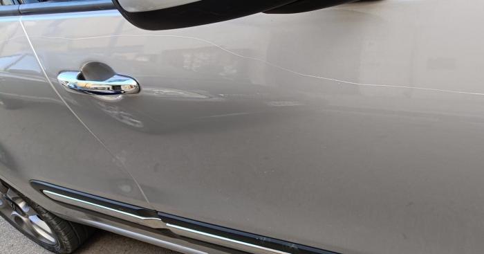 Tradate, quindici auto danneggiate al parcheggio Lonati: denunciata una donna