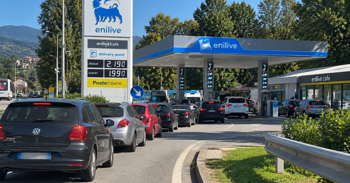 Benzina sotto i 2 euro, è corsa al pieno: code ai distributori Eni nel Varesotto