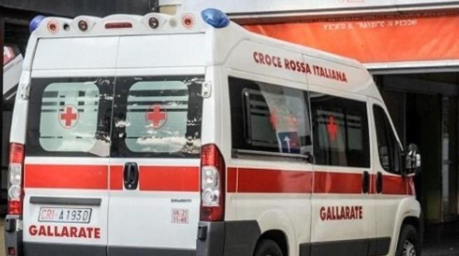 Auto contro moto a Besnate: paura in via Madonnina, un ferito trasportato in ospedale