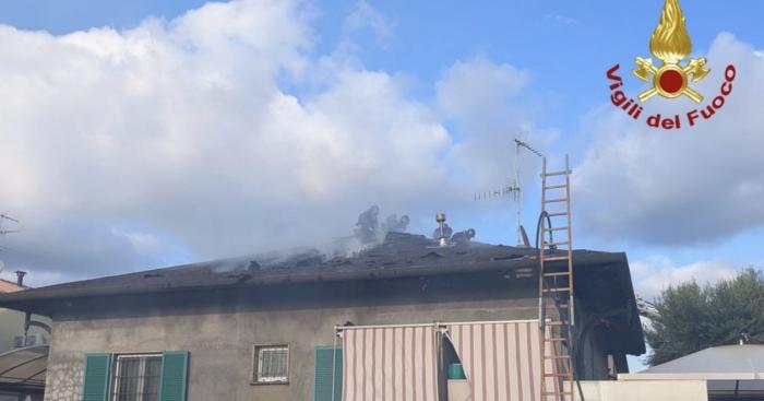 Incendio sul tetto di una casa a Fagnano Olona, nessun ferito