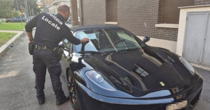 Luino, svizzero alla guida di una Ferrari con la patente revocata: in auto anche droga