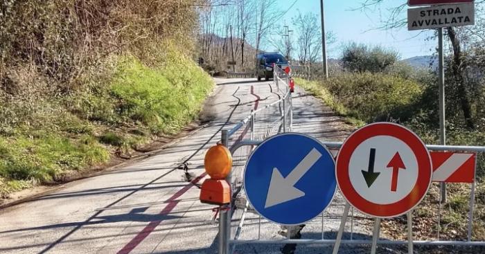 Cede una parte della carreggiata a Montegrino: senso unico alternato in via Fabiasco