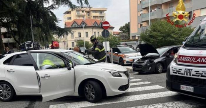 Scontro all’incrocio a Busto Arsizio: automobilista estratto dall’auto e portato in ospedale