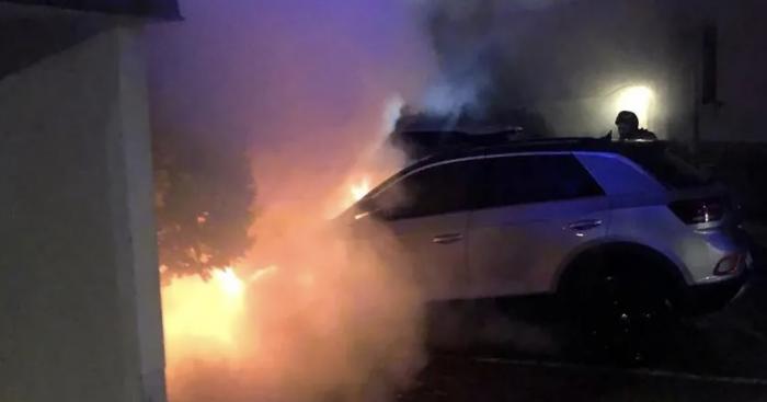 Auto in fiamme in un cortile a Saronno: nessuna persona ferita