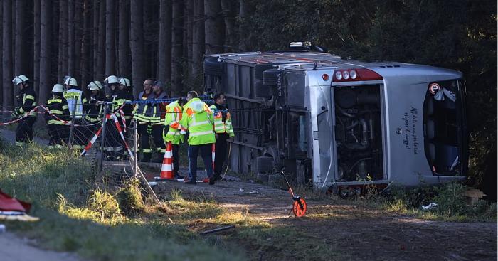 Tragedia sulla strada per l’Oktoberfest: bus partito da Milano si ribalta, due morti e 22 feriti