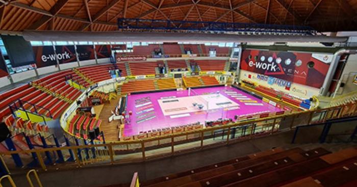Busto, paura alla e-Work Arena: crollo durante i lavori, impianto evacuato, nessun ferito