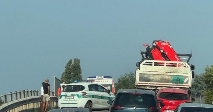Scontro tra due auto ai Cinque Ponti: traffico in tilt sulla rampa verso Busto Arsizio