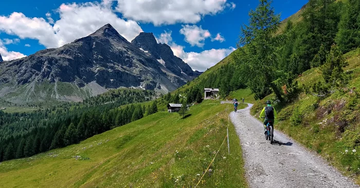 Bormio in e-bike: cinque itinerari per scoprire l’Alta Valtellina d’autunno