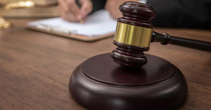 «Vorrei che sparisse dalla mia vista»: a 14 anni accusa il padre di violenze e maltrattamenti