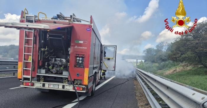 Auto in fiamme sulla A8/A26, traffico in tilt tra Vergiate e Besnate: coda e disagi