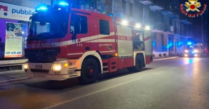 Notte di paura a Novara, incendio in un appartamento: sei persone soccorse