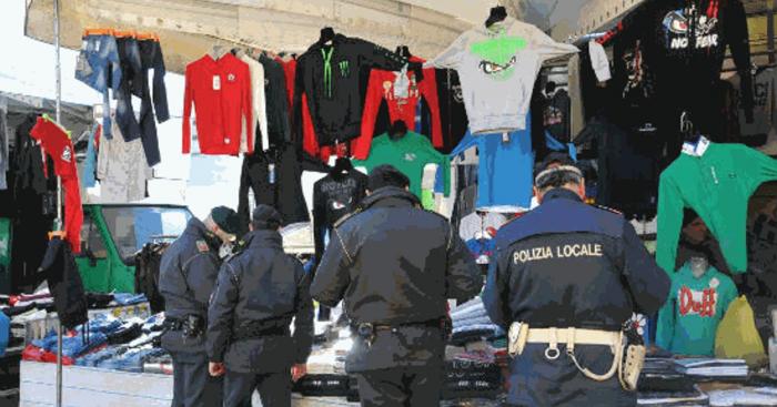 Commercio abusivo a Luino, sequestrati oltre 3mila prodotti: scatta anche un’espulsione