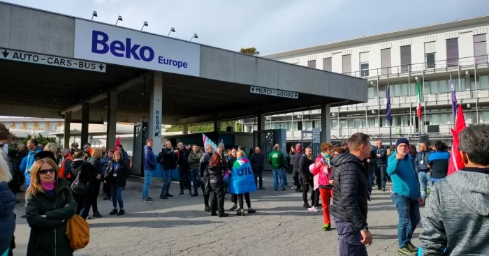Beko, sciopero e lacrime a Cassinetta: 600 lavoratori davanti ai cancelli