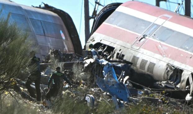 Strage ferroviaria in Spagna, 68 morti nello scontro tra treni ad alta velocità: tre italiani dispersi