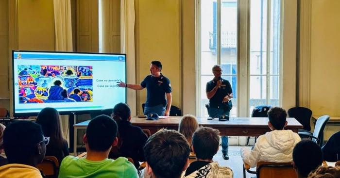 Polizia Postale a Varese: emozioni, solitudine e rischi della vita online al centro degli incontri