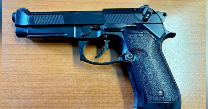 A Gallarate, un 26enne denunciato: avrebbe minacciato un poliziotto con una pistola finta