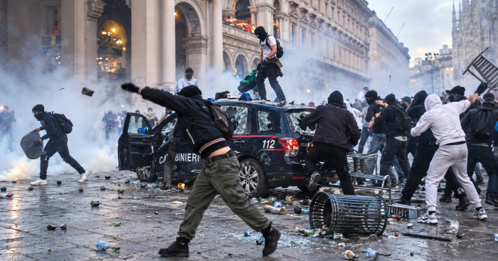 Milano, nasce il Movimento 17 ottobre: mobilitazioni ogni sabato. La Procura chiede il carcere per cinque giovani