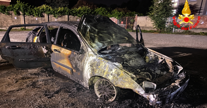 Auto in fiamme nel parcheggio dell’ospedale di Gallarate: intervento dei Vigili del Fuoco