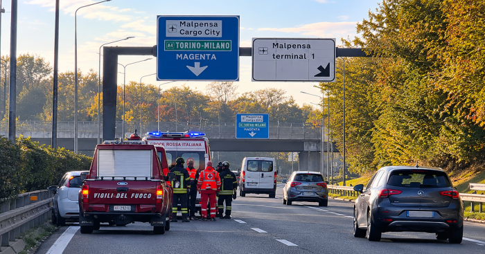 Incidente sulla superstrada di Malpensa, scontro tra tre auto: soccorsi tre uomini