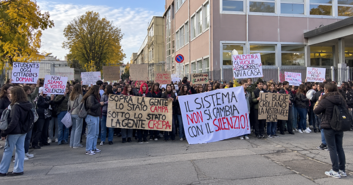 Busto Arsizio, 400 studenti in corteo: «La scuola cade a pezzi, vogliamo essere ascoltati»