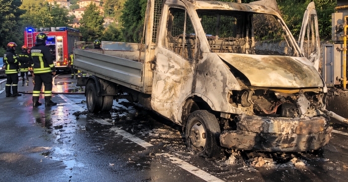 Furgone in fiamme tra Marchirolo e Ponte Tresa: strada chiusa e traffico deviato