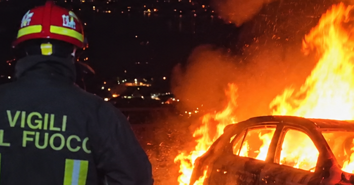 Auto elettrica in fiamme a Busto Arsizio: danneggiate anche le vetture vicine