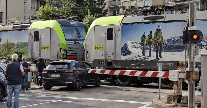 Rischia di finire sotto il treno: auto intrappolata nel passaggio a livello di Luino