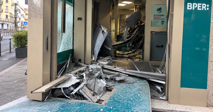 Esplode il bancomat nella notte a Gallarate: blitz lampo di quattro banditi, fuga in due minuti