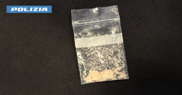 Varese, getta a terra una bustina alla vista della Polizia: sequestrato il White Hash