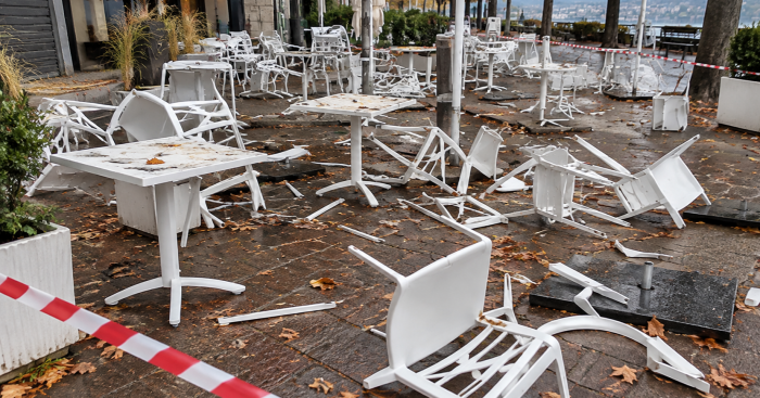 Notte di vandalismi a Sesto Calende: distrutti tavolini e sedie dei locali sul lungofiume