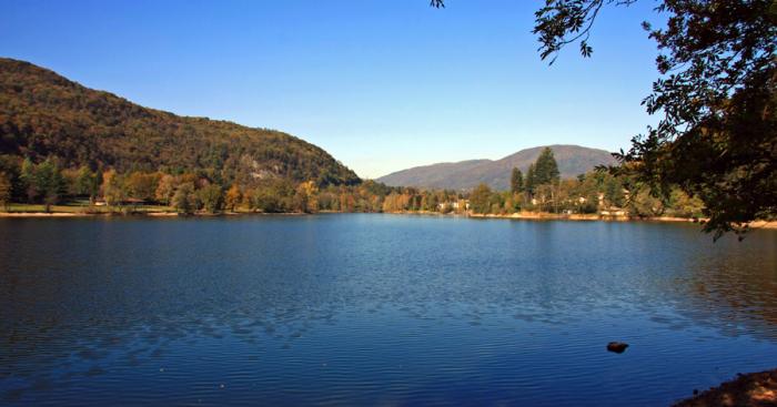 Valganna inaugura la nuova passerella ciclopedonale sul Lago di Ghirla