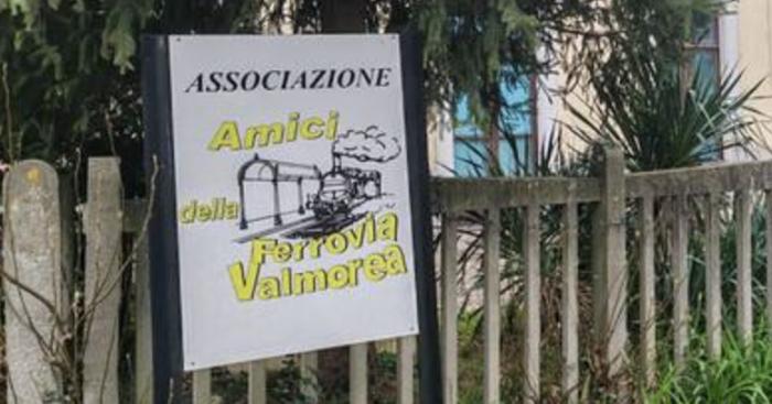 Scoprono uno straniero che defeca davanti alla stazione della Valmorea, lui li picchia e scappa in bici