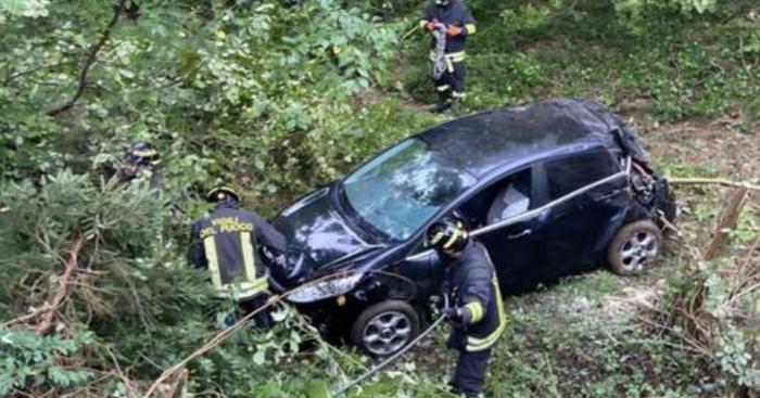 Auto precipita in un fosso a Cassano Magnago: illesa la conducente