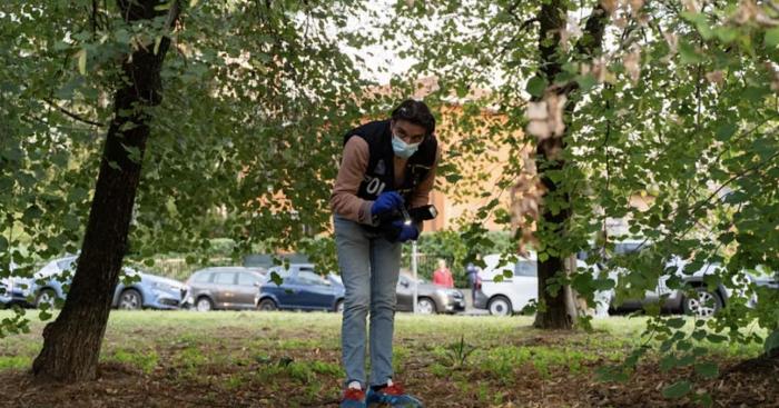 Porta a passeggio il cane e sente dei vagiti: era un neonato abbandonato in un sacchetto