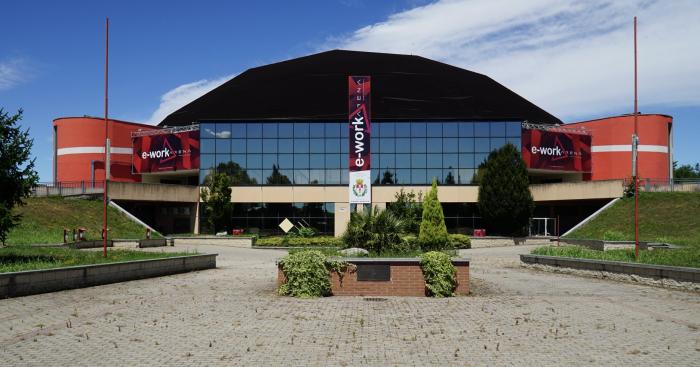 Comune e Uyba ridisegnano l’accordo per l’e-work Arena: sul tavolo l’affitto a consumo