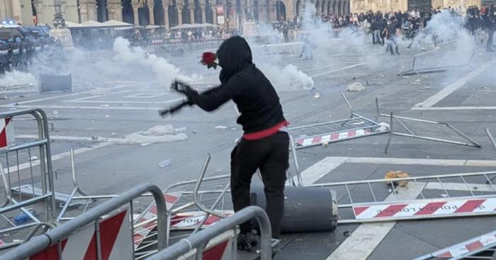 Milano ostaggio delle bande di giovanissimi stranieri di 2ª e 3ª generazione: il corteo finisce in guerriglia