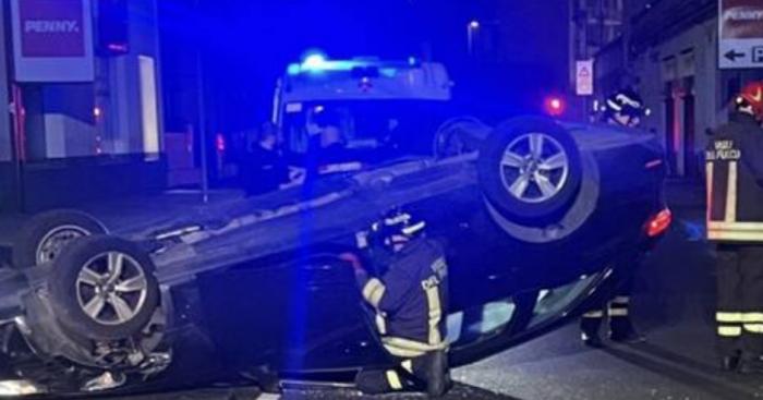 Busto, urta le auto parcheggiate e si ribalta in via Quintino Sella