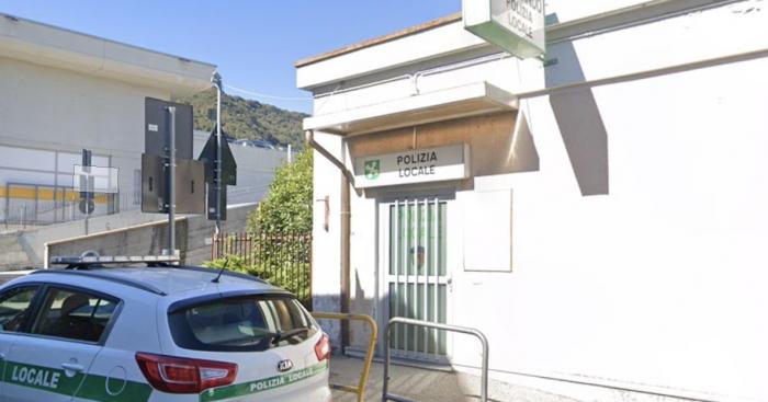 Agente aggredito a Lavena Ponte Tresa, il 28enne si presenta alla Polizia locale