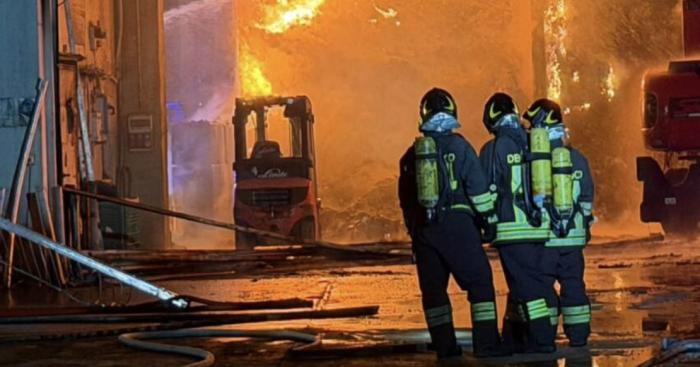 Incendio in un’azienda di Arcisate, in fiamme un capannone