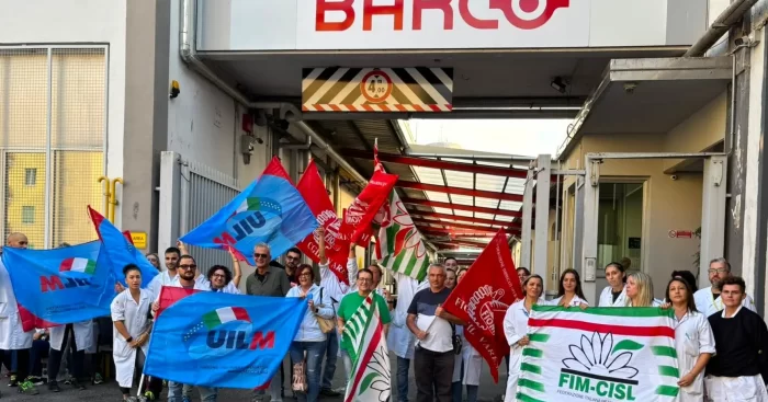 Barco sposta oltre metà della produzione in Cina, sciopero a oltranza a Saronno