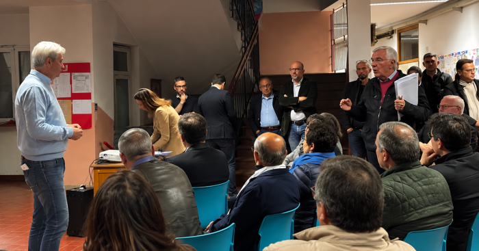 Pasticcio sul nuovo canile a Bizzozero, Sindaco contestato da residenti e volontari: «Il progetto è già deciso»