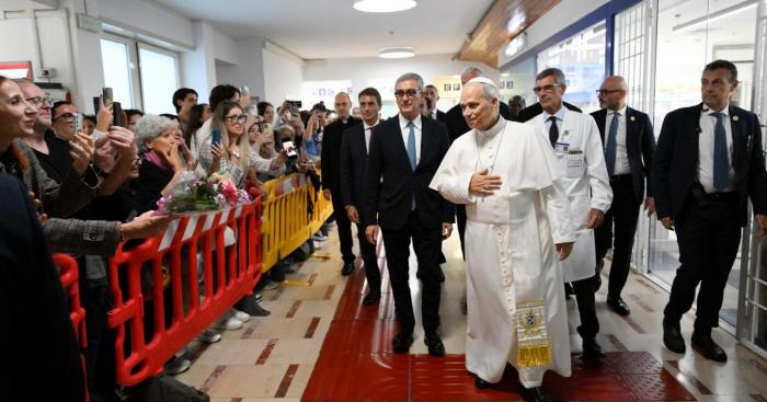 Leone XIV lascia il Gemelli dopo l’intervento al polmone: confermata partenza per il Sudamerica