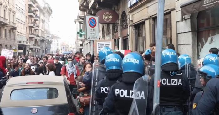 Milano, scontri e danneggiamenti in centro durante la manifestazione di “Italia in piazza”