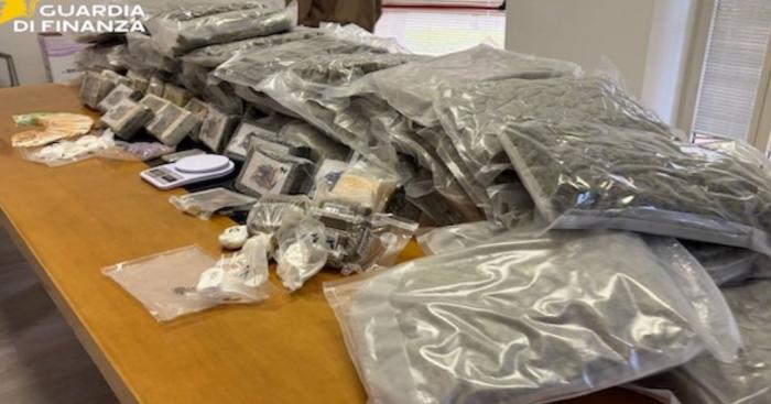 Nel Varesotto tre arresti dopo il sequestro di droga, armi e 5 milioni di euro