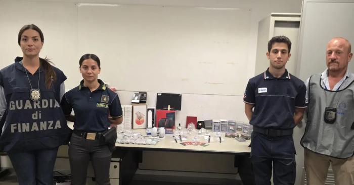 Orologi di lusso e carte da collezione nascosti nei bagagli: maxi sequestro a Linate