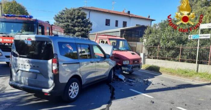 Varese, paura per lo scontro tra un autocarro e un minivan in via Carnia: tre uomini feriti
