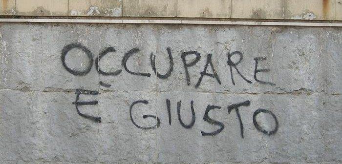 La strana sinistra: corteggia i fondi e coccola gli occupanti