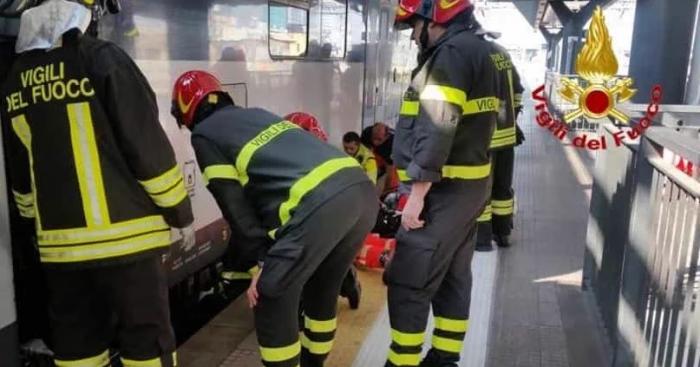 Milano, finisce sotto un treno a Porta Garibaldi: 23enne viva per miracolo, salvata dai vigili del fuoco